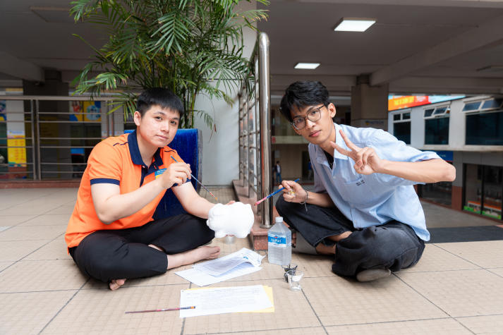 Sinh viên Khoa Tài chính - Thương mại lan tỏa tinh thần sẻ chia qua phong trào nuôi heo đất 51