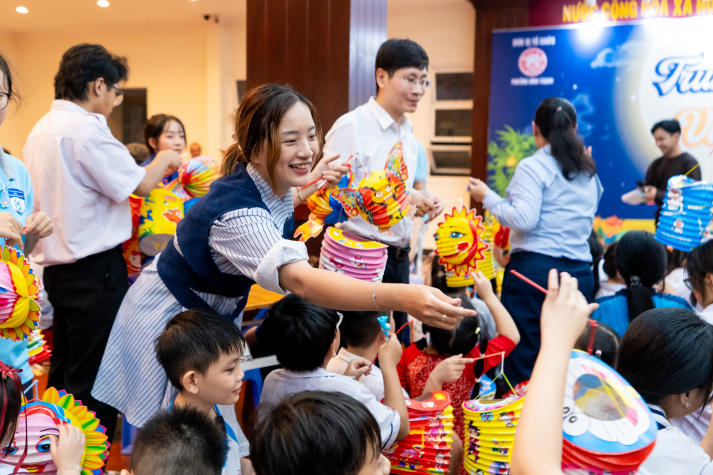 Thắp sáng đêm trăng yêu thương: Sinh viên Khoa Điều dưỡng - Kỹ thuật y học mang Trung thu đến với trẻ em Bình Thạnh 63