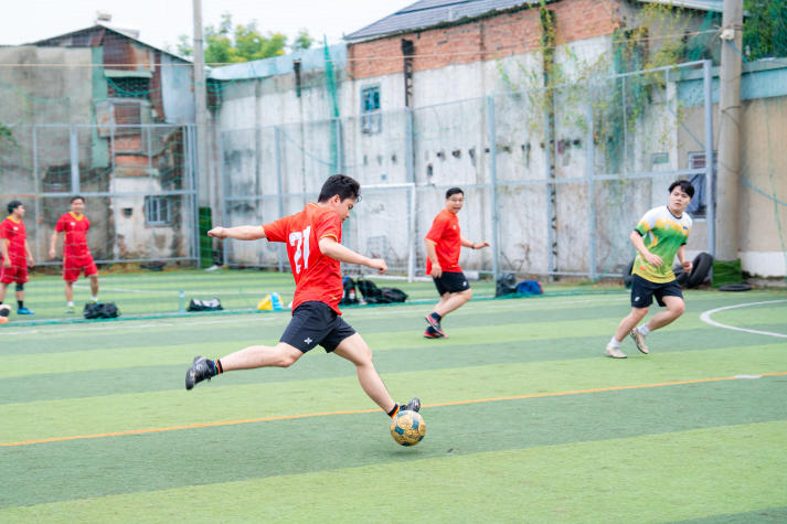 [Hội thao CB-GV-NV HUTECH 2025]: Bóng đá nam ra quân, kịch tính ngay loạt trận mở màn 26