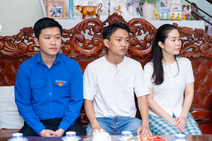 Truy tặng Huy hiệu 40 năm tuổi Đảng cho cố đồng chí Cao Tùng Anh 55