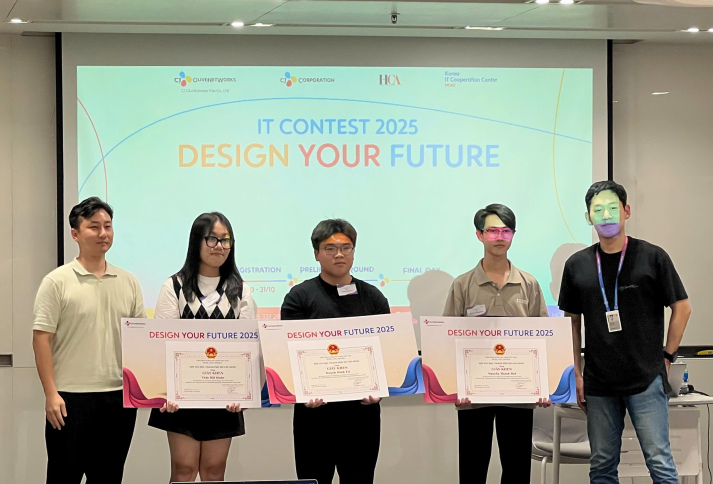 Sinh viên Khoa Công nghệ thông tin tỏa sáng tại “Design Your Future 2025” với thiết kế ấn tượng 15