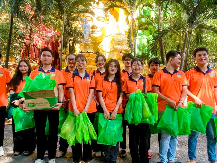 Hành trình thiện nguyện của sinh viên Khoa Tài chính - Thương mại tại Chùa Kỳ Quang 2 20
