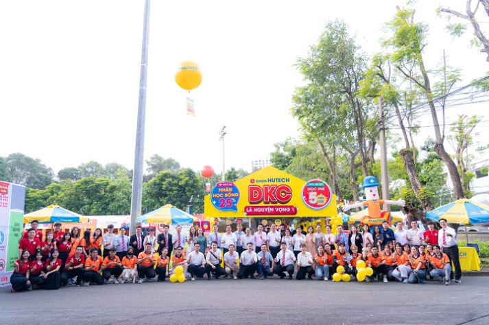 [Video] Nhiều thí sinh “chốt chọn” Nguyện vọng 1 vào HUTECH tại Ngày hội lựa chọn nguyện vọng xét tuyển 2025 16