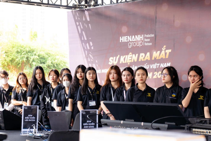 [Video] Sinh viên ngành Quản trị Sự kiện HUTECH khám phá công nghệ thủy lực sân khấu lần đầu có mặt tại Việt Nam 110