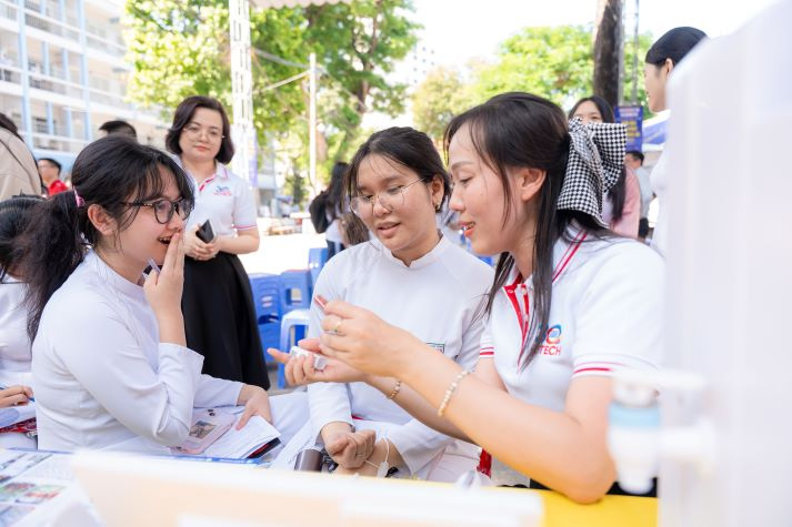 Học sinh THPT khám phá loạt mô hình học thuật sáng tạo tại gian hàng HUTECH 73