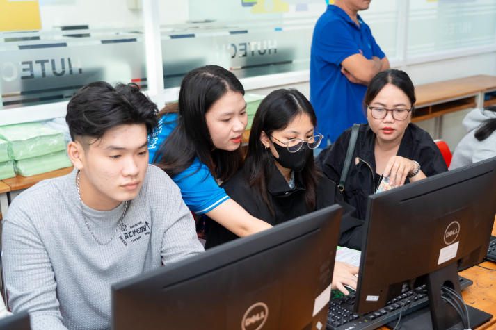 Ấn tượng ngày nhập học: HUTECH chào đón tân sinh viên bằng sự chuyên nghiệp và nhiệt tình 46