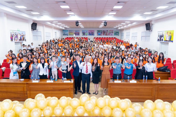 胡志明市科技大學中文系的新生準備邁入新的學年 68