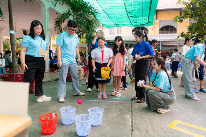 “Trung thu yêu thương 2025”: Sinh viên HUTECH kết nối trái tim, sẻ chia niềm vui cùng trẻ em Bình Thạnh 29