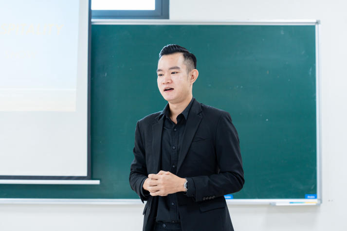 Sinh viên Ngôn ngữ Anh HUTECH “chạm” vào thế giới Hospitality cùng đàn anh trong nghề 21