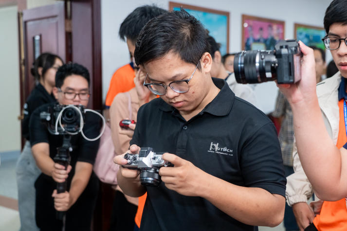 [Video] Khi ống kính biết nói: Sinh viên HUTECH học hỏi “bí kíp” lan tỏa cảm xúc và câu chuyện qua từng khung hình 50