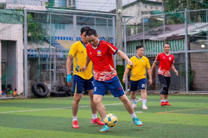 [Hội thao CB-GV-NV HUTECH 2025]: Rực lửa với những cuộc rượt đuổi tỷ số bộ môn Bóng đá nam 52