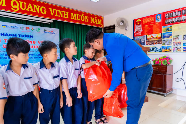 [Ảnh] Chi bộ 17 HUTECH nối dài tinh thần bảo vệ chủ quyền biển đảo tại Đồn Biên phòng Cần Thạnh (Cần Giờ) 120