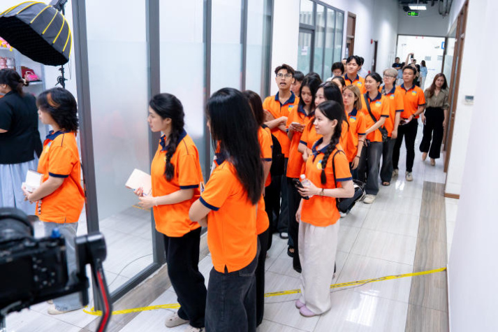 ​[Video] Sinh viên Truyền thông đa phương tiện “nhập vai” thành host livestream chuyên nghiệp trong chuyến đi đến G.DJS 42