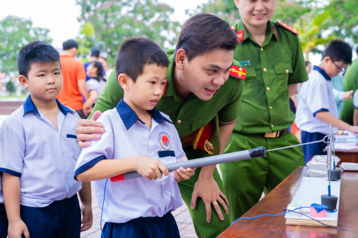 [Ảnh] Chi bộ 17 HUTECH nối dài tinh thần bảo vệ chủ quyền biển đảo tại Đồn Biên phòng Cần Thạnh (Cần Giờ) 96