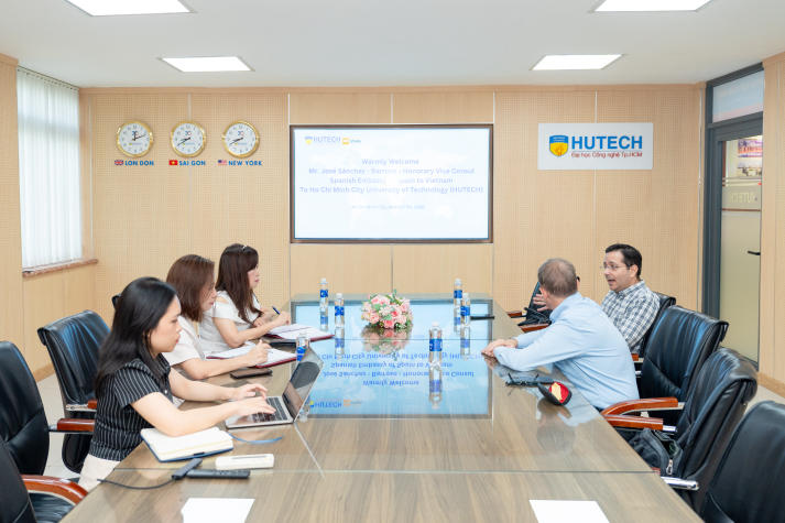 HUTECH làm việc với Phó Lãnh sự danh dự Tây Ban Nha, mở rộng cơ hội hợp tác cùng các đối tác châu Âu 46