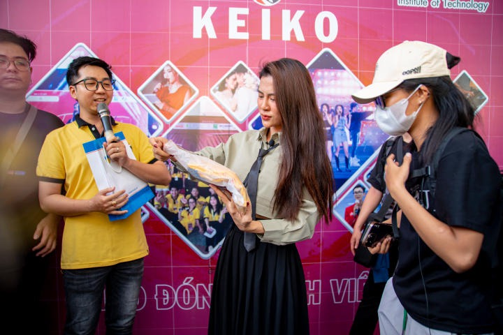 Ca sĩ Hà Nhi khuấy đảo sân trường HUTECH qua buổi chào đón thành viên mới của CLB Keiko 55