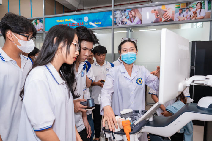 Vi vu HUTECH, đoàn học sinh tỉnh Trà Vinh khám phá “Đại học GenZ” 30