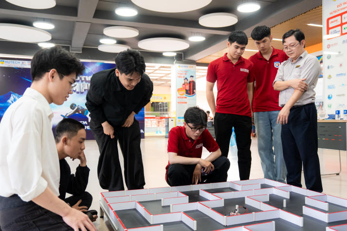 Sinh viên HUTECH hiện thực hóa đam mê kỹ thuật - công nghệ qua loạt dự án và sân chơi 54