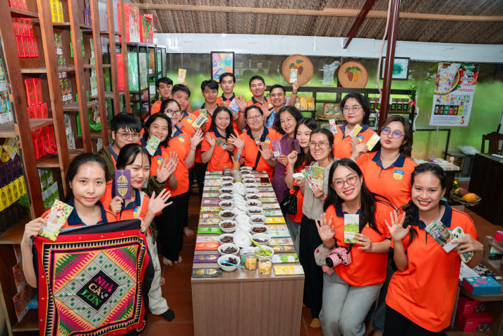 Sinh viên Công nghệ thực phẩm học từ trải nghiệm, hiểu sâu quy trình sản xuất socola Việt 86