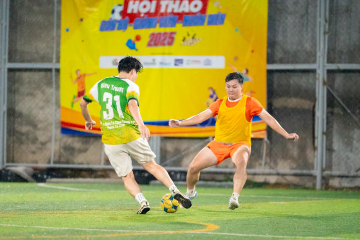 [Hội thao CB-GV-NV HUTECH 2025]: Rực lửa với những cuộc rượt đuổi tỷ số bộ môn Bóng đá nam 37
