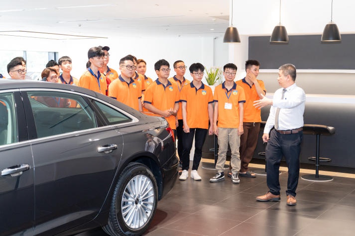 Kỹ sư ô tô tương lai HUTECH “đột nhập” showroom Audi lớn nhất Việt Nam 55