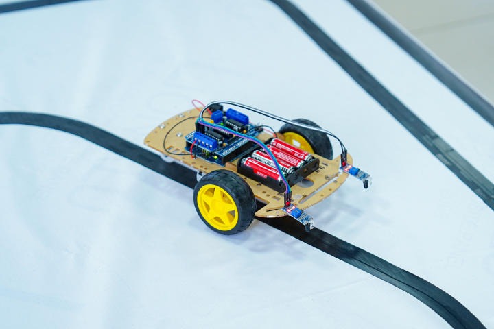 Sinh viên Viện Kỹ thuật thể hiện tài năng lập trình điều khiển xe dò line tại Chung kết cuộc thi HUTECH Speedway 65