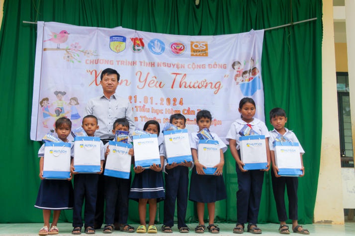 CLB Tình nguyện cộng đồng (CVC) HUTECH mang “Xuân yêu thương” đến các em học sinh tỉnh Bình Thuận 51