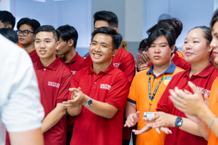 [Video] Giờ học giá trị của sinh viên ngành Công nghệ kỹ thuật ô tô, Công nghệ ô tô điện HUTECH tại showroom Audi lớn nhất Việt Nam 75