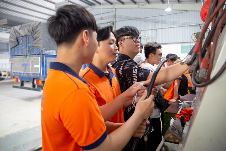 Sinh viên ngành Công nghệ kỹ thuật ô tô trải nghiệm môi trường làm việc thực tế tại Công ty Truck & Bus Hyundai Trường Chinh 55