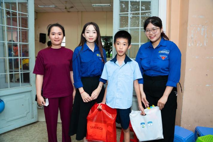 Sinh viên Khoa Điều dưỡng và Xét nghiệm làm lồng đèn độc đáo, lan tỏa yêu thương 97