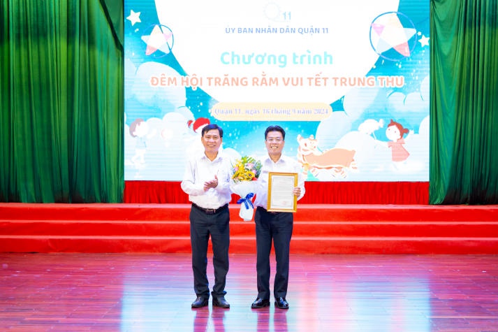 Khoa Tài chính - Thương mại trao tặng nhiều phần quà ý nghĩa nhân dịp Tết Trung thu cho các em thiếu nhi Quận 11 47