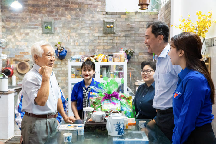 Mùa hè xanh HUTECH 2025: Gặp gỡ gia đình có công với cách mạng và xây dựng không gian sống an toàn - sạch - đẹp 44