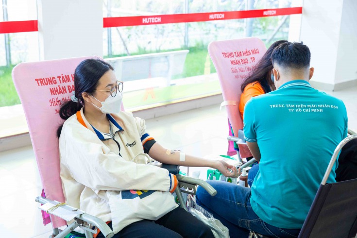 Sinh viên HUTECH hăng hái tham gia hoạt động Hiến máu tình nguyện hưởng ứng chiến dịch Xuân tình nguyện 42