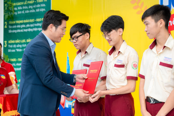 [Video] HUTECH Scholarship Tour 2026 tiếp sức học sinh THCS-THPT Hoa Sen (cơ sở 1) với 18 suất học bổng giá trị 29