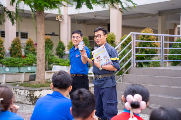 Mùa hè xanh HUTECH 2025: Gặp gỡ gia đình có công với cách mạng và xây dựng không gian sống an toàn - sạch - đẹp 107