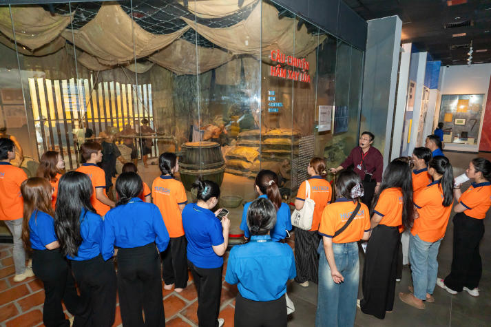 Sinh viên Viện Khoa học Ứng dụng chạm lịch sử, bồi đắp lý tưởng sống 56