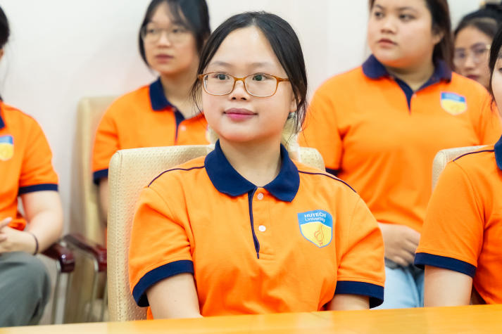 Trải nghiệm thực tế tại Nam A Bank, sinh viên Khoa Luật mở rộng góc nhìn về ngân hàng số 57