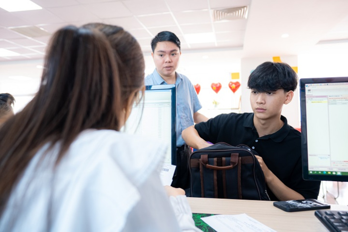 Vượt nghịch cảnh, tân sinh viên nhận Học bổng Tiếp sức 100% học phí từ HUTECH 47