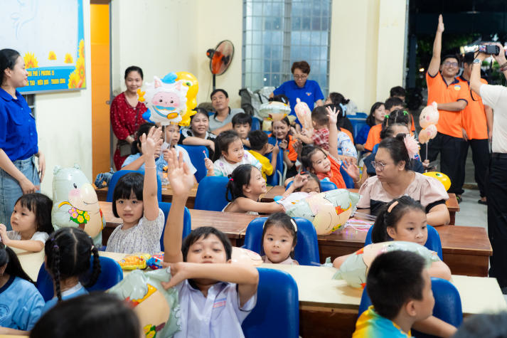 Thắp đèn Trung thu, trao yêu thương đến thiếu nhi Thạnh Mỹ Tây cùng sinh viên Khoa Nhật Bản học 61