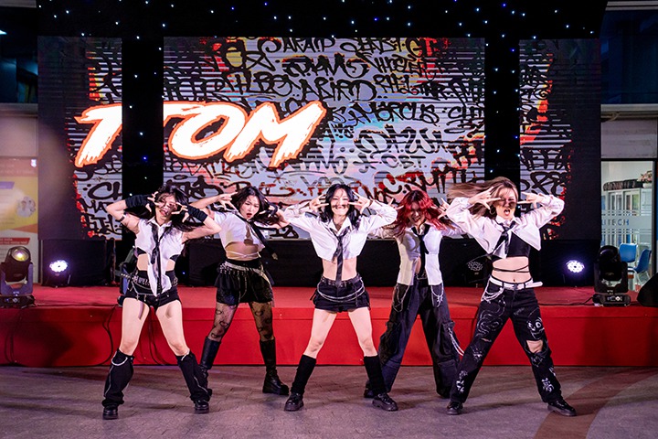 Sinh viên rủ nhau “vi vu” xứ sở kim chi ngay tại HUTECH trong Lễ hội Văn hóa Hàn Quốc 2023 166