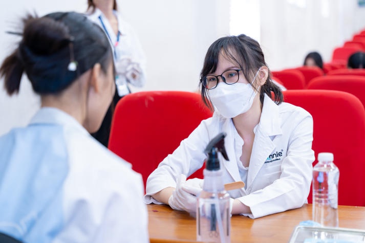 [Video] Sôi nổi buổi giao lưu cùng ca sĩ Ngô Kiến Huy và thăm khám sức khỏe răng miệng của sinh viên HUTECH 82