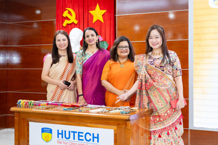 HUTECH faculty and staff explore Bhagavad Gita leadership philosophy and traditional Indian culture 104