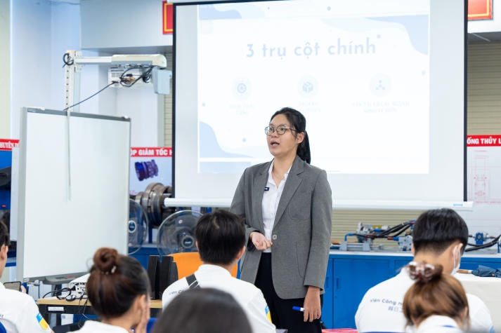 Sinh viên Viện Công nghệ Việt - Nhật tìm hiểu hoạt động khai thác cảng tại Tân Cảng - Cát Lái 31