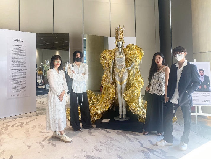 Dự triển lãm Vietnam’s Fashion Journey 2000-2023, sinh viên Thiết kế thời trang chiêm ngưỡng loạt “tạo tác” của các NTK đình đám 58