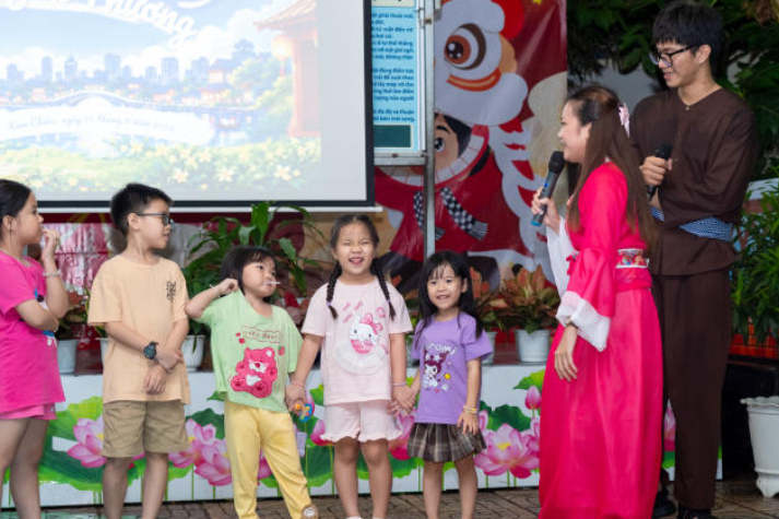Sinh viên Khoa Thẩm mỹ và Khoa học sự sống tự tay đem “vầng trăng yêu thương” đến thiếu nhi phường Xóm Chiếu 30