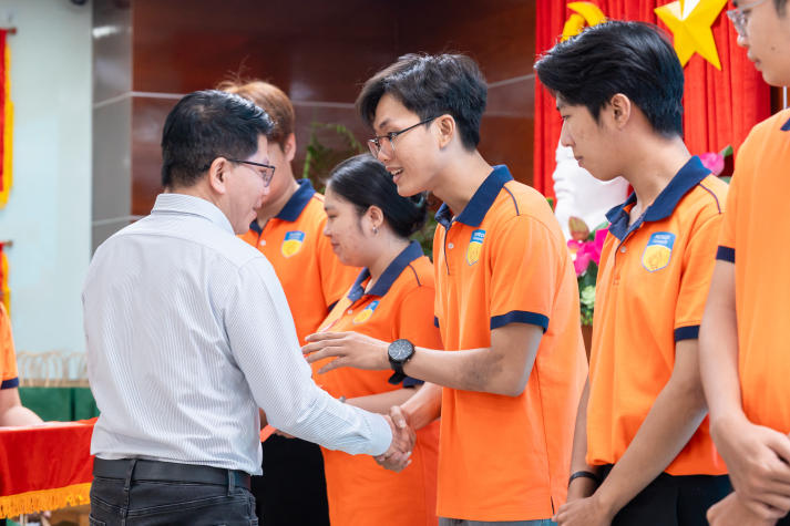 [Video] Tết xa nhà, ấm tình sẻ chia: HUTECH đồng hành cùng sinh viên đón Xuân Bính Ngọ 2026 51