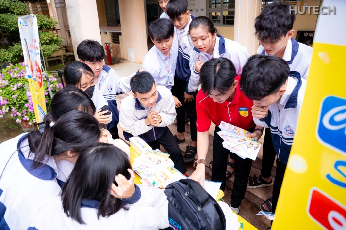 [HUTECH TIKTOK LIVE 2026]: Hiểu rõ mình, chọn ngành thêm tự tin 70