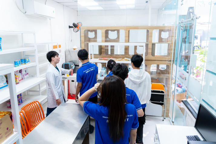 Tân sinh viên Thú y công nghệ số khám phá công nghệ chăn nuôi, mở góc nhìn chăm sóc sức khỏe thú cưng 47