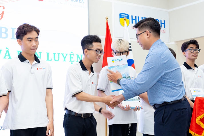 Viện Công nghệ Việt - Hàn HUTECH tuyên dương 357 sinh viên tiêu biểu HKI năm học 2023-2024 71