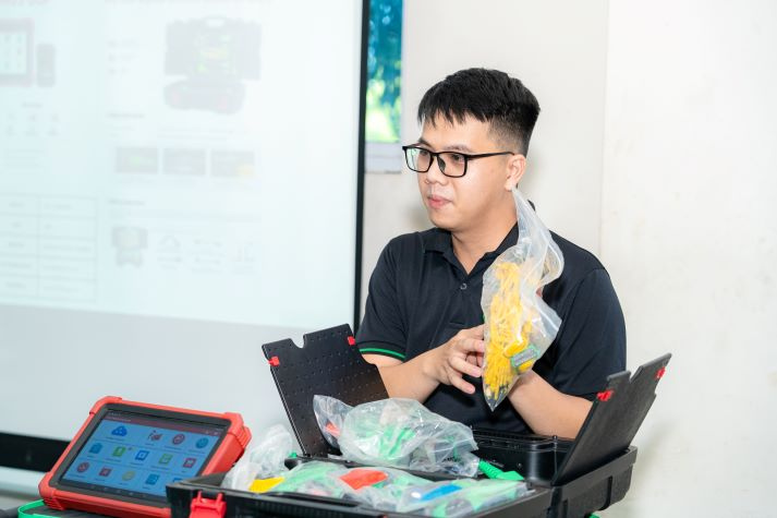 Sinh viên Viện Kỹ thuật cập nhật công nghệ chẩn đoán ô tô điện với thiết bị Launch X431 21